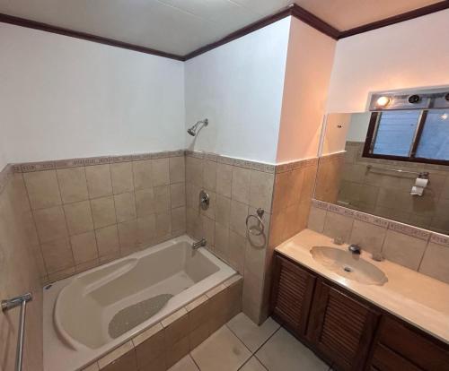 Koupelna v ubytování Habitaciones en Casa Golf con Piscina