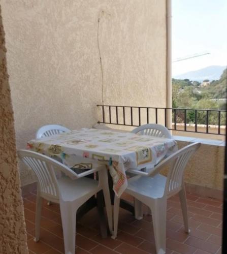 Photo de la galerie de l'établissement Appartement accès piscine collective Porticcio 2 personnes, à Porticcio