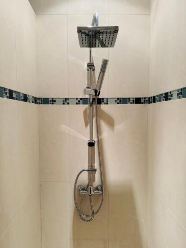 a shower in a bathroom with a basket on the wall at Hollywood Apartment XXL in Bremerhaven