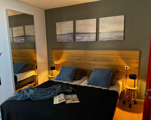 Ένα ή περισσότερα κρεβάτια σε δωμάτιο στο Enkhuizer Strand Chalet First Line Erste Reihe mit Zaun Haus Nr 214