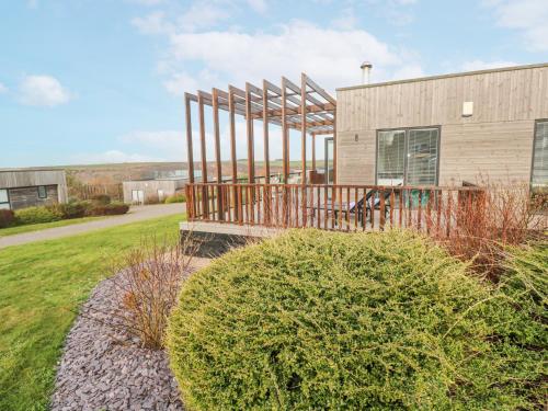 un edificio con terraza junto a un patio en Hepworth, en Redruth