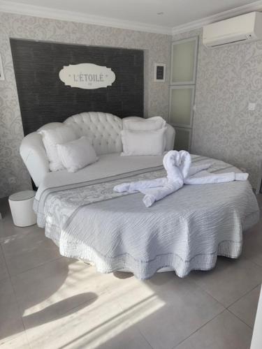 une chambre avec un lit avec une serviette dessus dans l'établissement L'Etoilé VIP AVEC JACUZZI, à Troyes