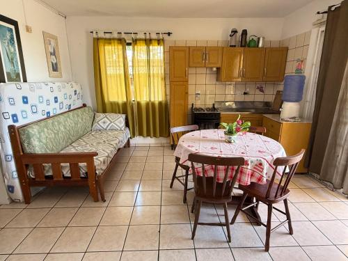 una sala de estar con una mesa y un sofá en Residencial Santinho, en Florianópolis