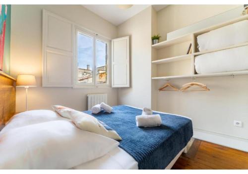 une chambre avec un lit avec deux serviettes dessus dans l'établissement Appartement en Hypercentre - Le Teulère, à Bordeaux