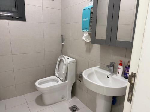 ダンマームにあるفيلا الدانهのトイレと洗面台のある小さなバスルーム