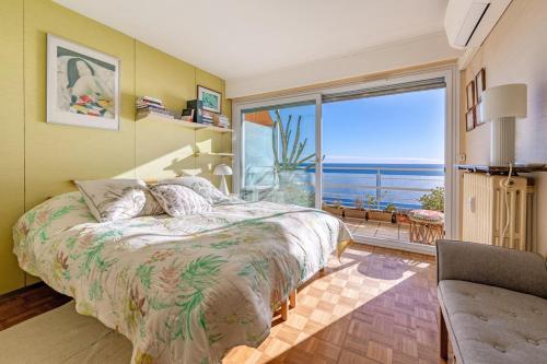 une chambre avec un lit et une grande fenêtre dans l'établissement Boat View, BNB Rickeys, à Cap d'Ail