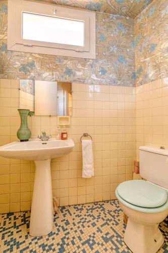 une salle de bain avec toilettes et lavabo dans l'établissement Boat View, BNB Rickeys, à Cap d'Ail