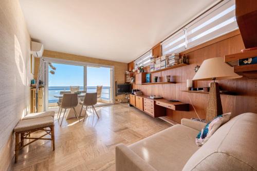 un salon avec un canapé et une table dans l'établissement Boat View, BNB Rickeys, à Cap d'Ail