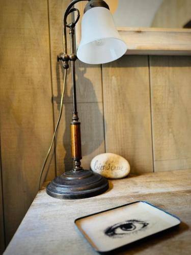 une lampe assise au-dessus d'une table avec une photo dans l'établissement Le poisson dans le percolateur, à Port-en-Bessin-Huppain