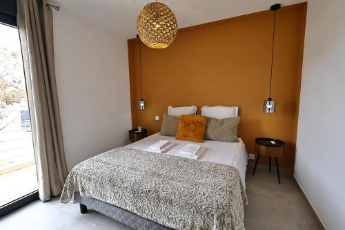 une chambre avec un lit et une grande fenêtre dans l'établissement U Sognu Superbe T3 neuf à Bonifacio 4 étoiles, à Bonifacio