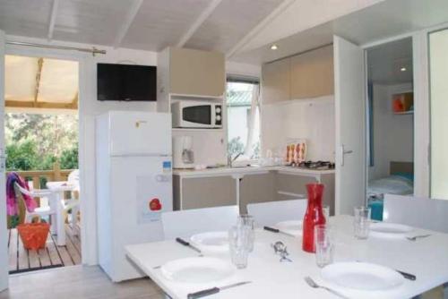 TV a/nebo společenská místnost v ubytování Camping 3 étoiles - Parc aquatique - eecehf