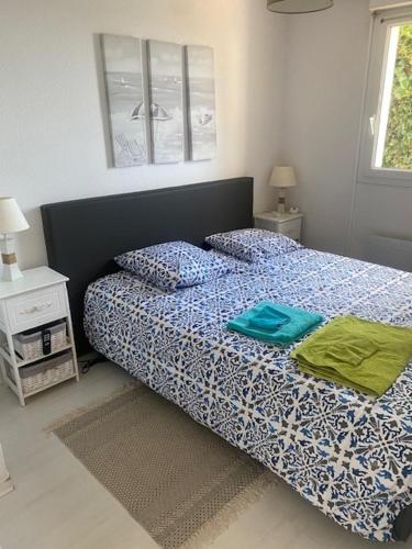 une chambre avec un lit avec deux serviettes dessus dans l'établissement Beautiful F3, sea view, panoramic, à Blonville-sur-Mer