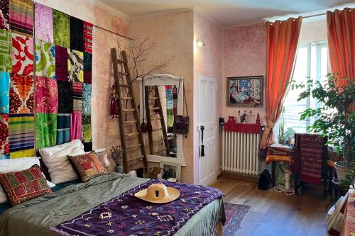 une chambre avec un lit avec un chapeau dessus dans l'établissement Le Chapitre, à Nîmes