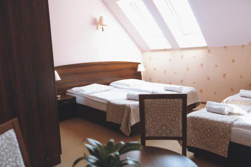 Katil atau katil-katil dalam bilik di Hotel Chrobry