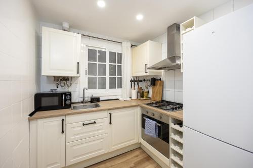Kuchyň nebo kuchyňský kout v ubytování Vintage 3 Bdr Apartment