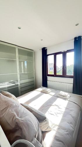 une chambre avec un grand lit et une fenêtre dans l'établissement Villa Telma, au Lavandou