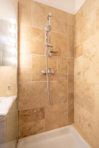 La salle de bains est pourvue d'une douche, d'une baignoire et d'un lavabo. dans l'établissement Cocon Poyol Studio Bois, Wifi en Hyper Centre, à Montélimar