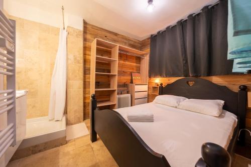 une chambre avec un lit dans une pièce dans l'établissement Cocon Poyol Studio Bois, Wifi en Hyper Centre, à Montélimar