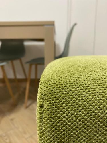 a close up of a green couch next to a desk at Largo Zeza Quindici in Boiano