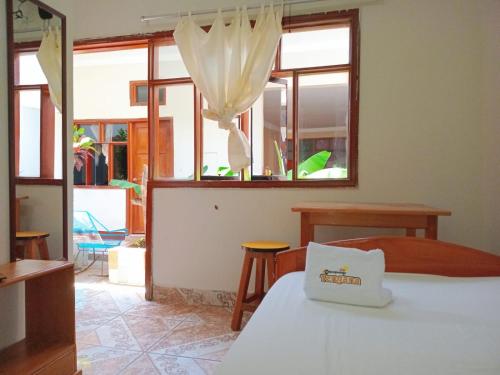 a bedroom with a bed and a window at Tengana Hospedaje y Tours in Tarapoto