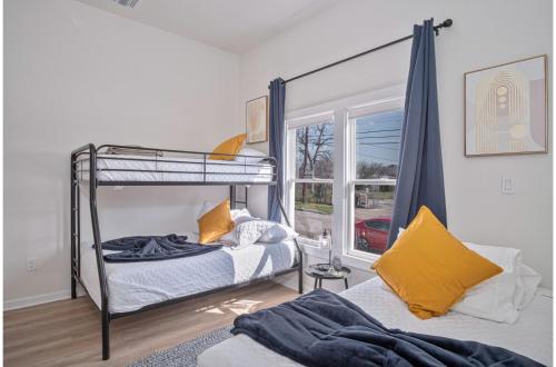 Postel nebo postele na pokoji v ubytování Create Memories 4BR3BA Near Riverwalk Downtown