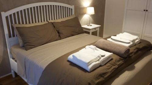 una camera da letto con un letto e due asciugamani di Residenza Leon a Castelnuovo del Garda
