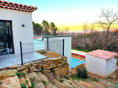 une maison avec un portail et un mur en pierre dans l'établissement Spirit of Provence, à Carsan