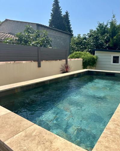 une piscine dans l'arrière-cour d'une maison dans l'établissement The little house on the Isle air-conditioned house with swimming pool and, à LʼIsle-sur-la-Sorgue