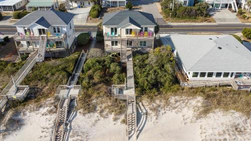 een luchtzicht op een huis op het strand bij Going Coastal in Surf City