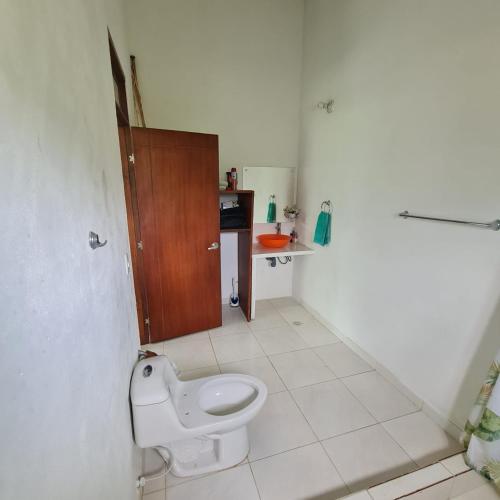 a bathroom with a toilet and a sink at VILLETA, CASA CAMPESTRE CERCA DE PAYANDE in Villeta