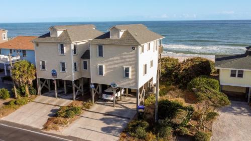 een luchtfoto van een huis en de oceaan bij Oakley's Oasis in Surf City