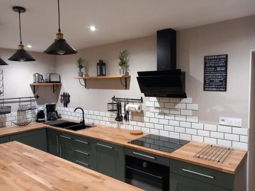 une cuisine avec un évier et un plan de travail dans l'établissement Grand libérateur, à Crouay