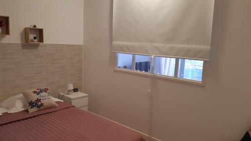 une chambre avec un lit et une fenêtre dans l'établissement F2 Cozy near City Center and Train Station, à Perpignan
