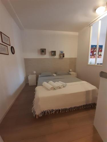 une chambre avec un lit avec deux serviettes dessus dans l'établissement F2 Cozy near City Center and Train Station, à Perpignan