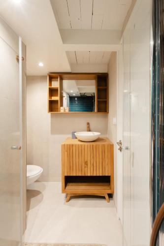 une salle de bain avec un lavabo et des toilettes dans l'établissement New- Cozy apartment -4 guests - Air conditioning, à Nice