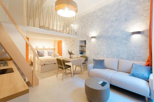 un salon avec un canapé et une table dans l'établissement New- Cozy apartment -4 guests - Air conditioning, à Nice