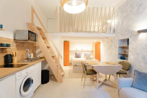 Il comprend une cuisine et un salon avec un lit. dans l'établissement New- Cozy apartment -4 guests - Air conditioning, à Nice