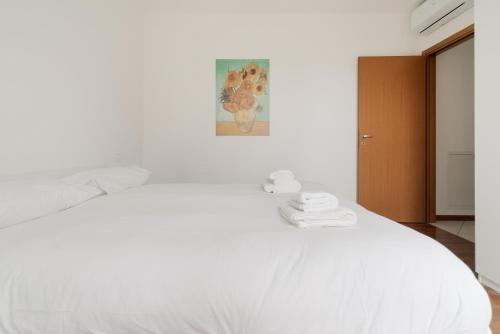 GuestHost - Bright Apartment with garden