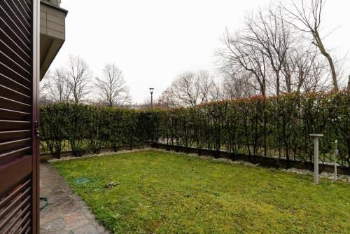 GuestHost - Bright Apartment with garden