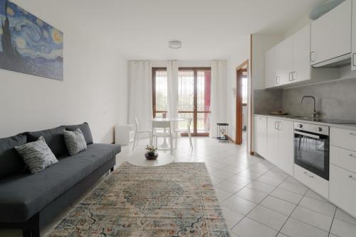 GuestHost - Bright Apartment with garden