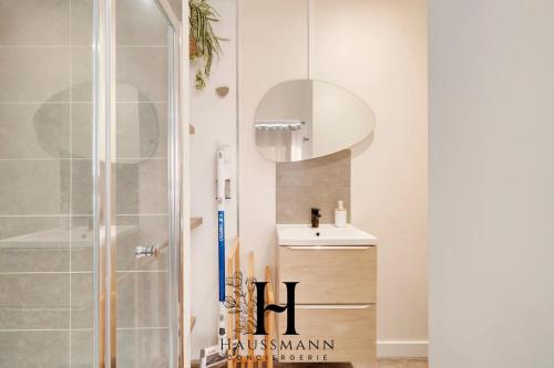 une salle de bain avec une douche, un lavabo et un miroir dans l'établissement Studio Nancy Thermal ARTEM, à Nancy