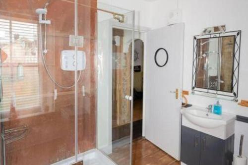 Koupelna v ubytování Quirky Apt - Sleeps 6 - Coastal Area - Parking
