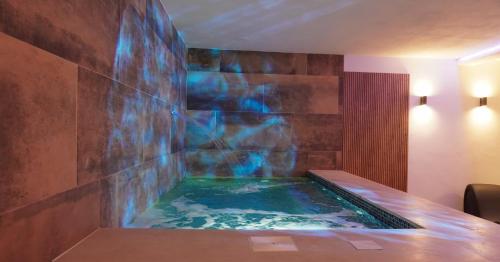 a hot tub in a room with a stone wall at Residence Del Tellaro in Noto Marina