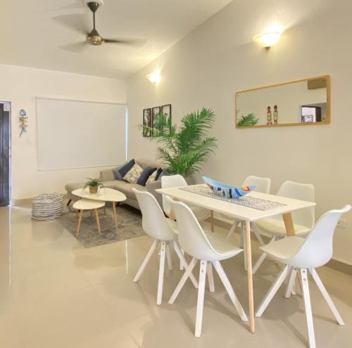 a living room with a white table and chairs at Casa vacaciones familiar, en Bello Horizonte in Gaira