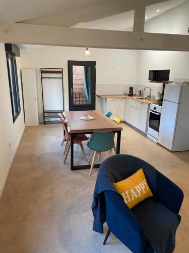 une cuisine et une salle à manger avec une table et des chaises dans l'établissement Vacances à Sarlat, à Sarlat-la-Canéda