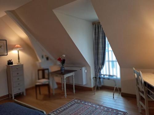 un salon avec une table et une fenêtre dans l'établissement Chez Mylene, à Huismes