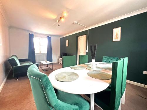 Χώρος καθιστικού στο Miller House in Great location - Sleeps 14! Perfect for contractors