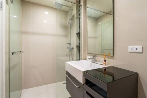 Ένα μπάνιο στο Patong city-center pool cozy condo