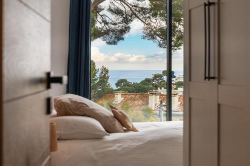 - une chambre avec vue sur un lit et une fenêtre dans l'établissement Villa Cosy Neuve 8 min à pieds des plages, à Cassis