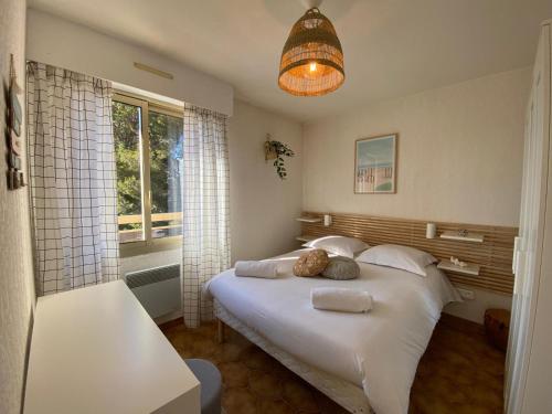 Un dormitorio con una cama con un osito de peluche encima. en Appartement Port Hyères 2 ch terrasses box, en Hyères